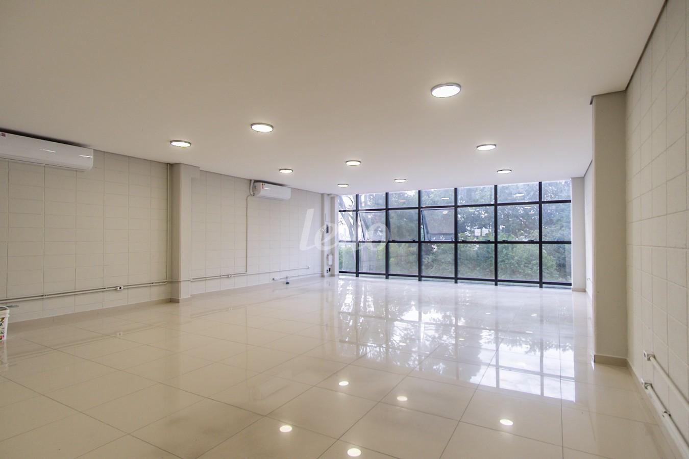 02SALAO_001 de Sala / Conjunto para alugar, Padrão com 140 m², e em Vila Invernada - São Paulo