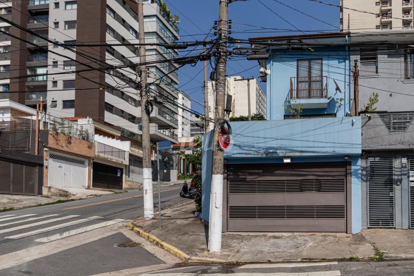 FACHADA de Casa para alugar, sobrado com 200 m², 3 quartos e 3 vagas em Sumaré - São Paulo