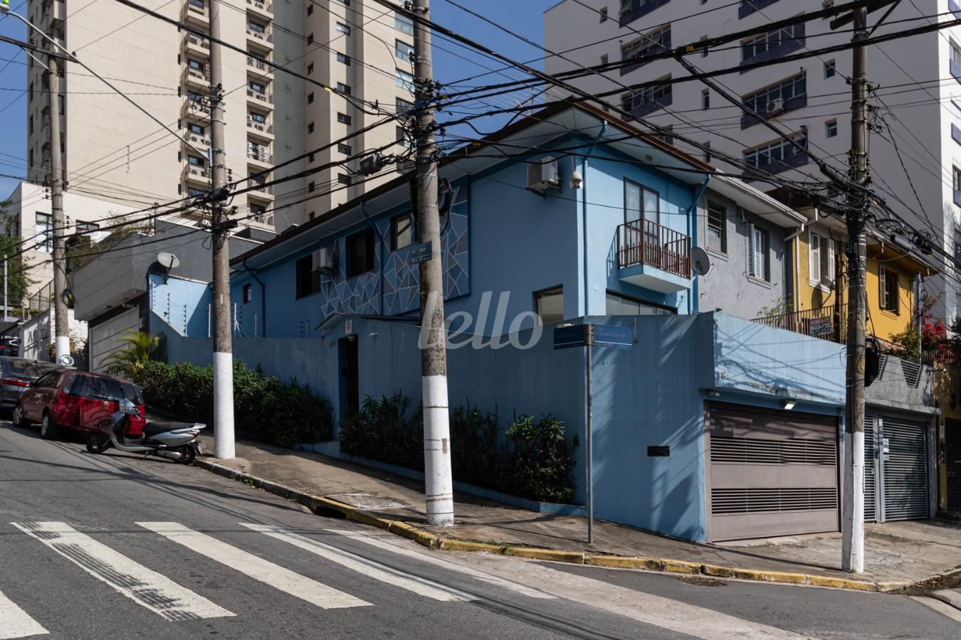 FACHADA de Casa para alugar, sobrado com 200 m², 3 quartos e 3 vagas em Sumaré - São Paulo