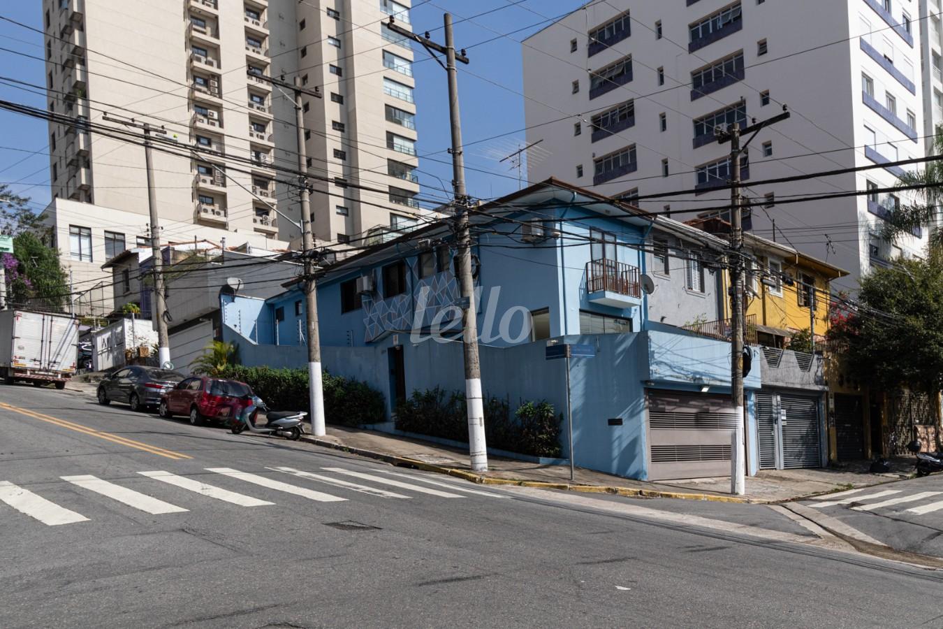 FACHADA de Casa para alugar, sobrado com 200 m², 3 quartos e 3 vagas em Sumaré - São Paulo