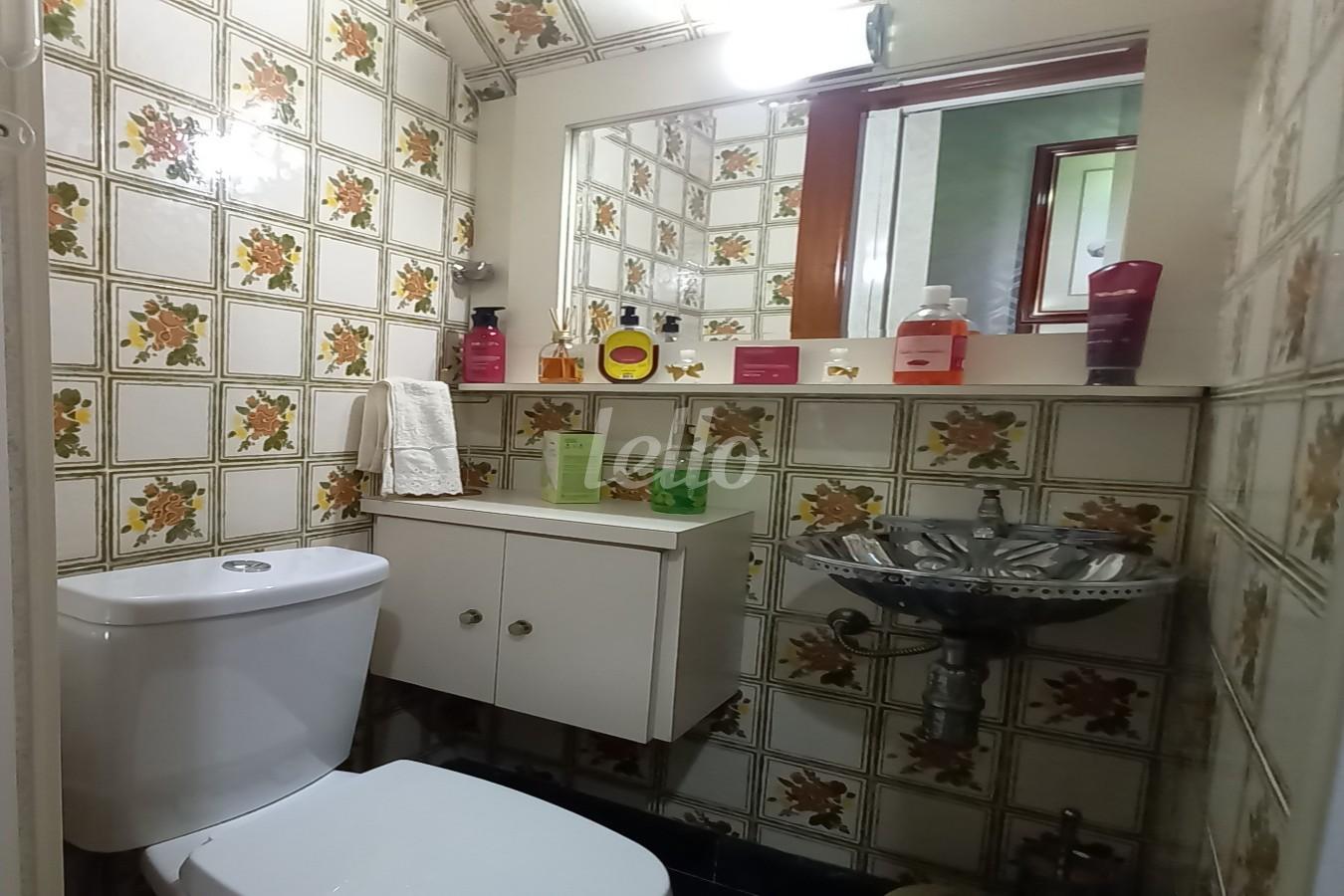 LAVABO de Casa à venda, sobrado com 357 m², 3 quartos e 12 vagas em Vila Macedópolis - São Paulo