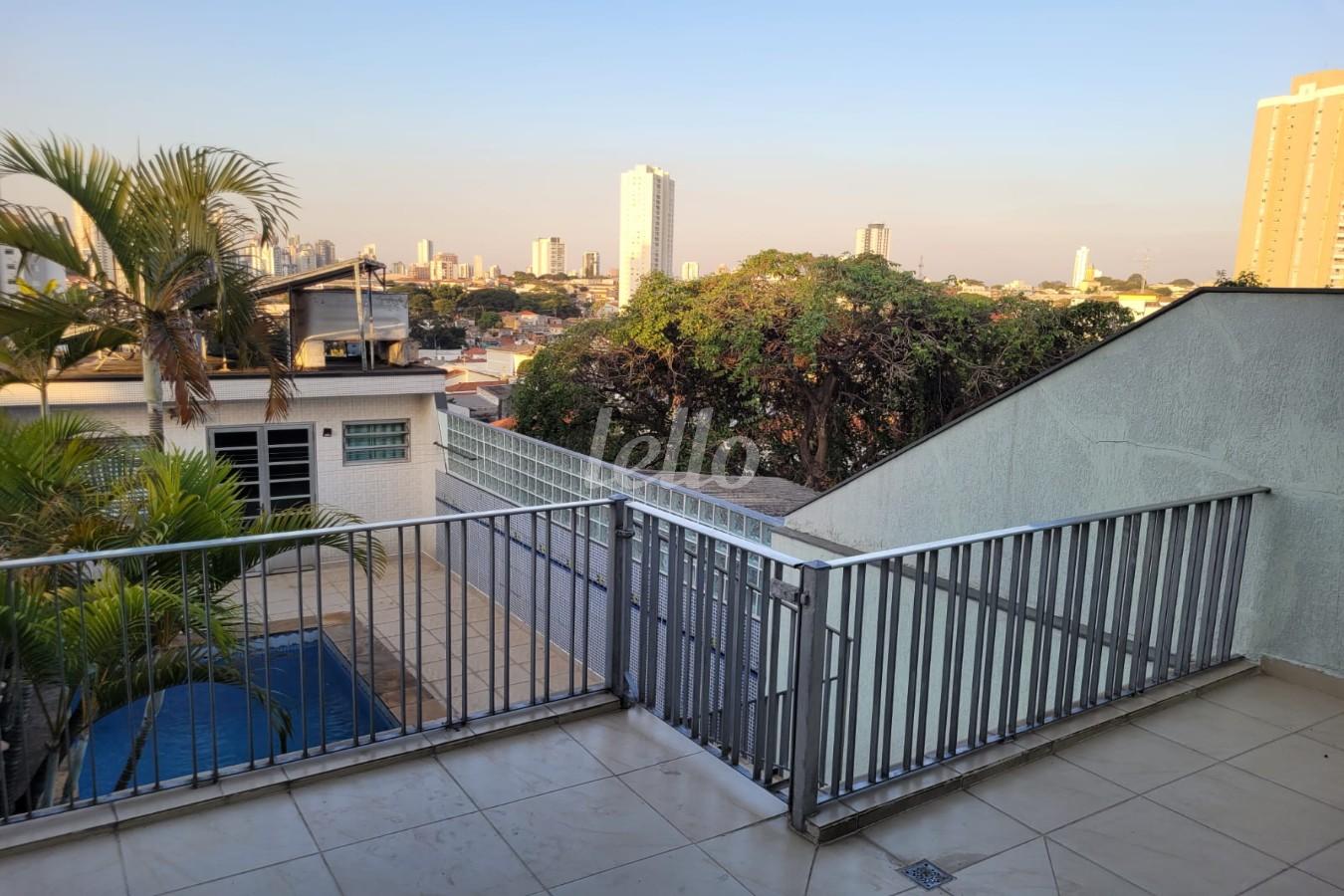 QUINTAL de Casa à venda, sobrado com 186 m², 3 quartos e 5 vagas em Vila Bertioga - São Paulo