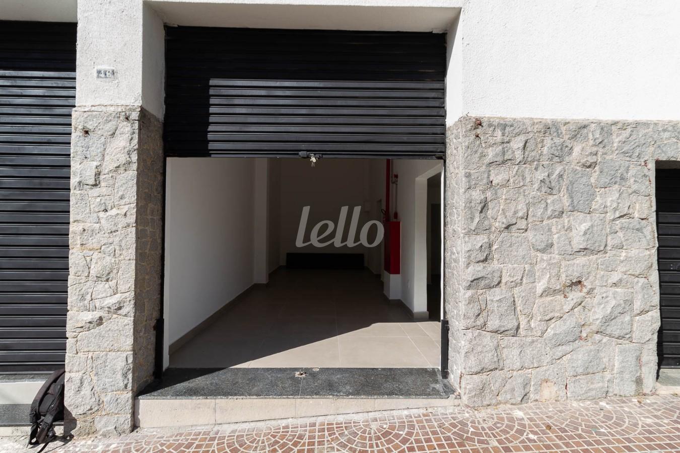 FACHADA de Salão para alugar, Padrão com 26 m², e em Vila Monumento - São Paulo