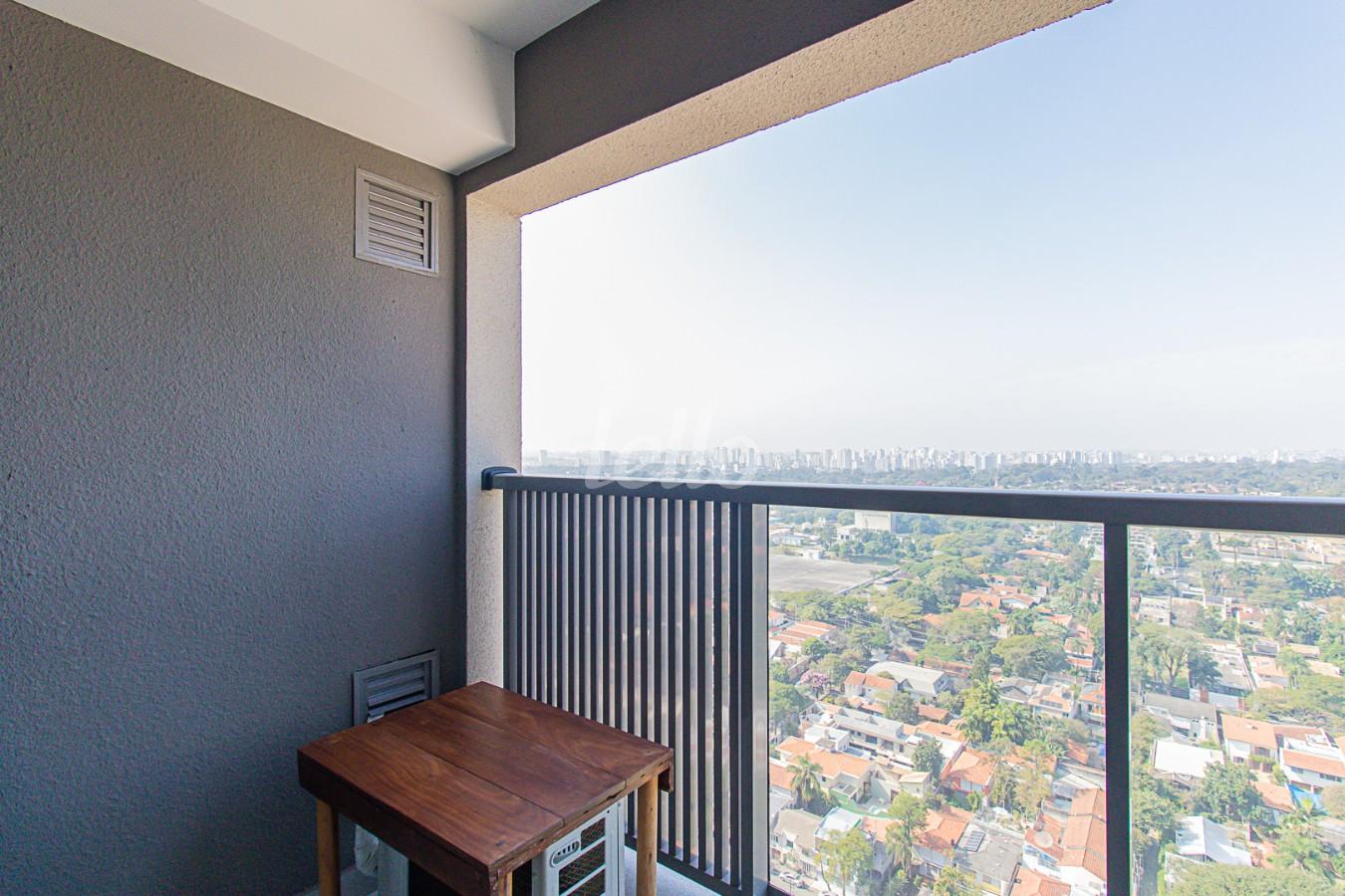 VARANDA de Apartamento para alugar, Padrão com 23 m², 1 quarto e em Santo Amaro - São Paulo