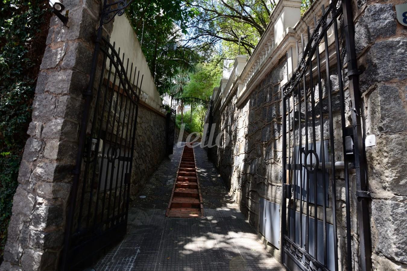 FACHADA de Casa para alugar, sobrado com 800 m², e 15 vagas em Higienópolis - São Paulo