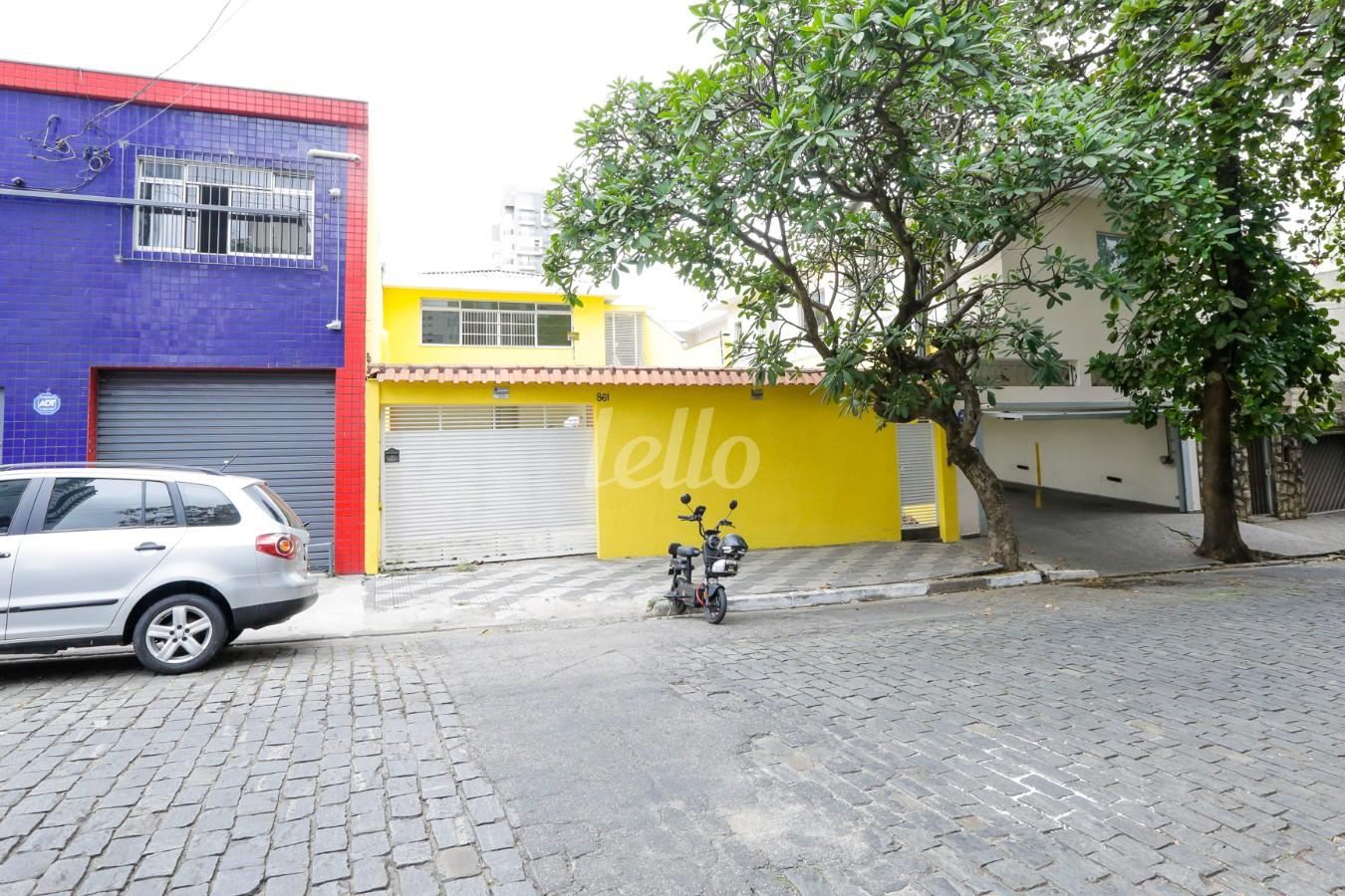 FACHADA de Casa à venda, sobrado com 394 m², e 15 vagas em Vila Dom Pedro I - São Paulo