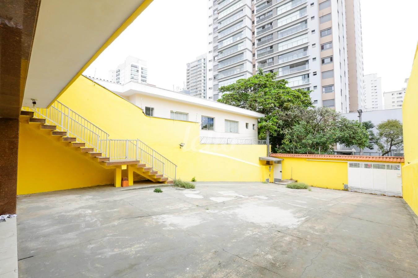 VAGAS de Casa à venda, sobrado com 394 m², e 15 vagas em Vila Dom Pedro I - São Paulo