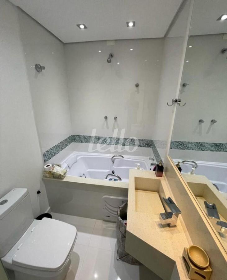 BANHEIRO SUÍTE de Casa à venda, sobrado com 104 m², 3 quartos e 2 vagas em Vila Mazzei - São Paulo