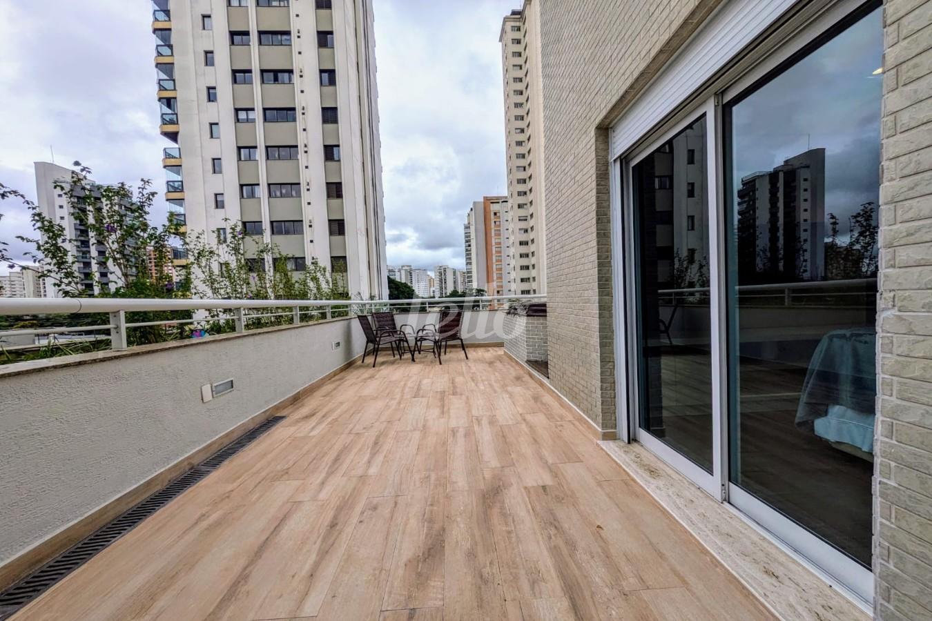 VARANDA   QUE  CIRCUNDA O  APARTAMENTO de Apartamento à venda, Padrão com 262 m², 4 quartos e 3 vagas em Vila Congonhas - São Paulo