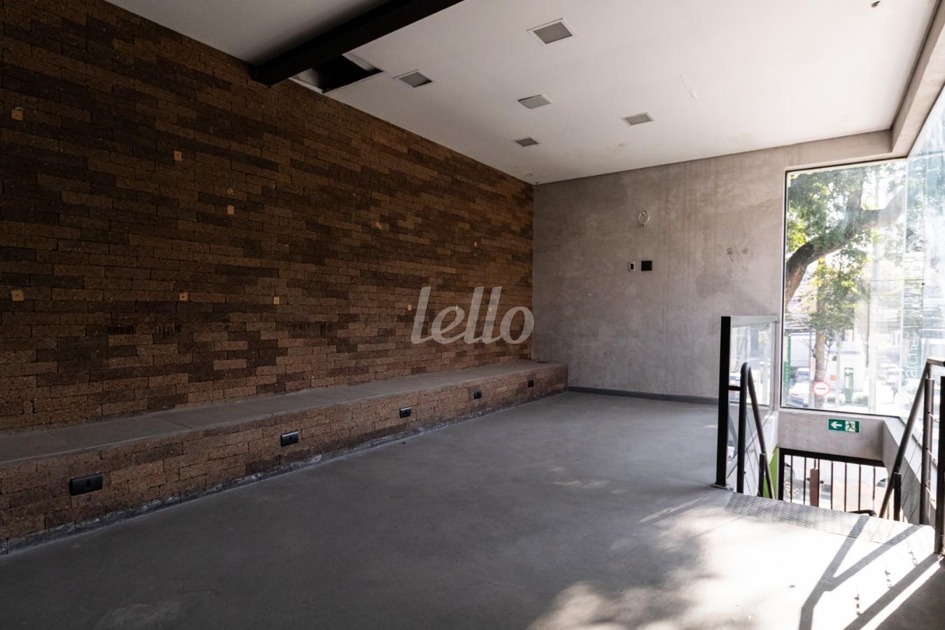 SALA de Loja para alugar, Padrão com 124 m², e em Vila Olímpia - São Paulo