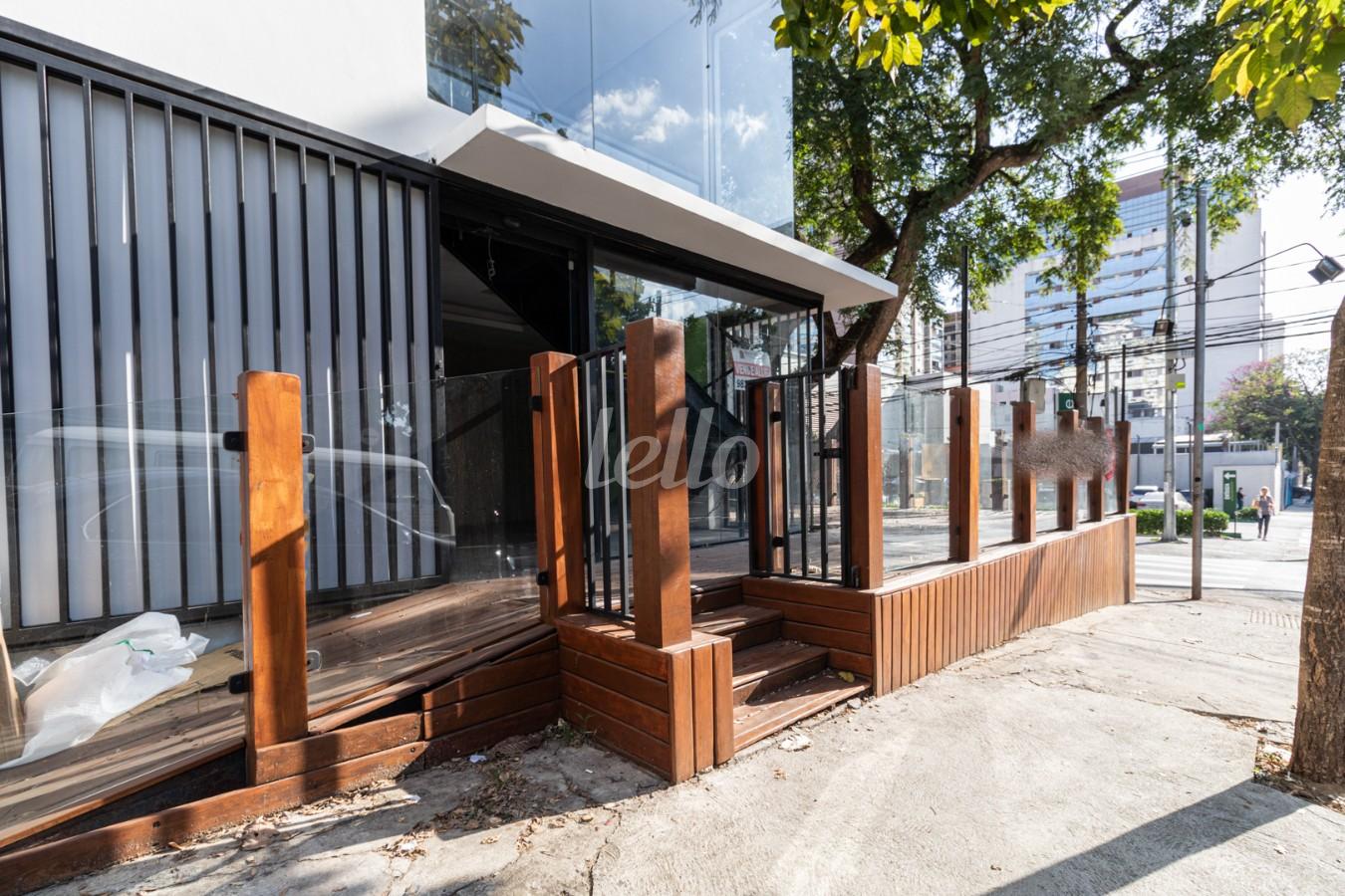 FACHADA de Loja para alugar, Padrão com 124 m², e em Vila Olímpia - São Paulo