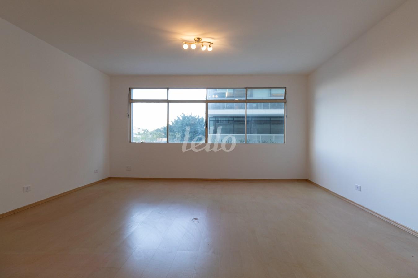 SALA de Apartamento à venda, Padrão com 210 m², 4 quartos e 1 vaga em Pinheiros - São Paulo