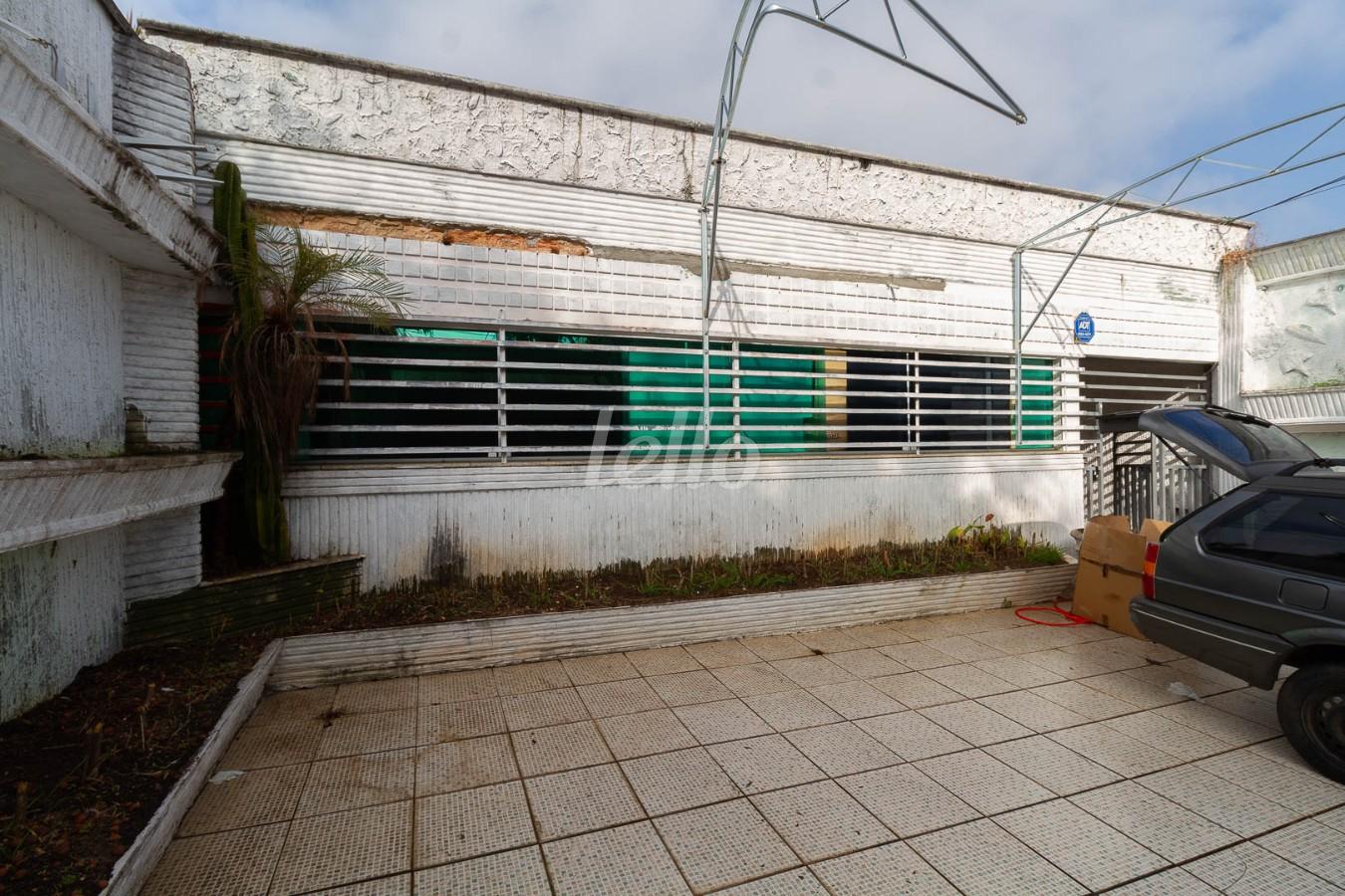 FACHADA de Casa para alugar, térrea com 350 m², 3 quartos e 8 vagas em Parque Colonial - São Paulo