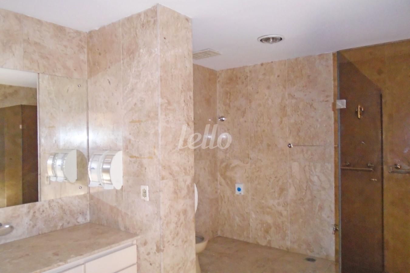 BANHEIRO de Sala / Conjunto para alugar, Padrão com 170 m², e em Centro - São Paulo