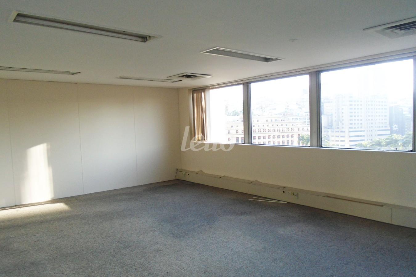 SALA de Sala / Conjunto para alugar, Padrão com 170 m², e em Centro - São Paulo