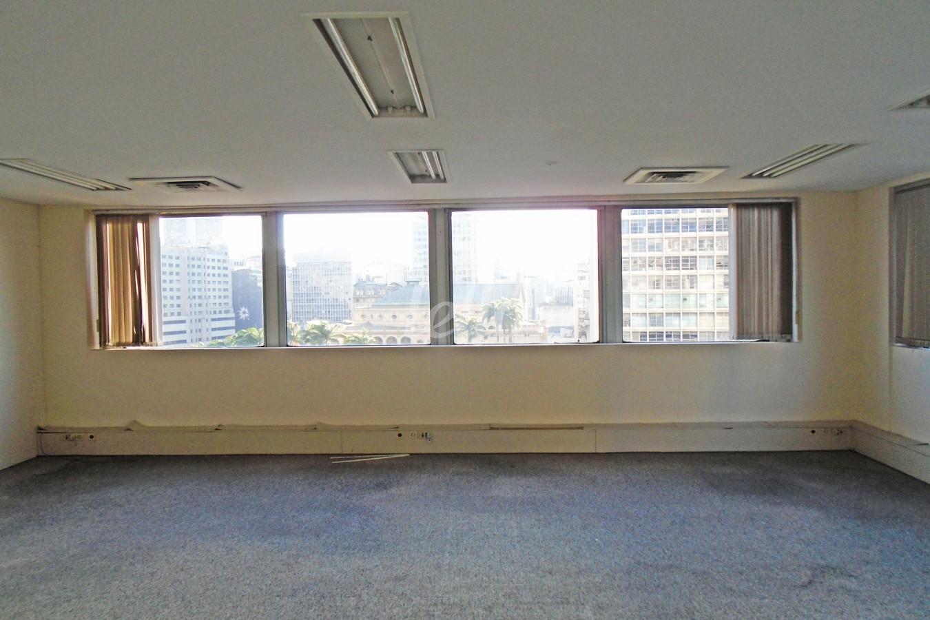 SALA de Sala / Conjunto para alugar, Padrão com 170 m², e em Centro - São Paulo