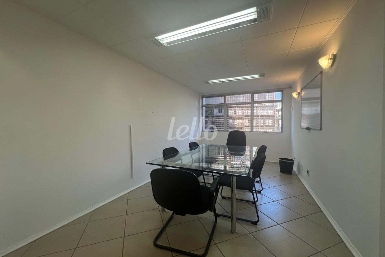 SALA DE REUNIÃO de Sala / Conjunto à venda, Padrão com 81 m², e 1 vaga em Bela Vista - São Paulo