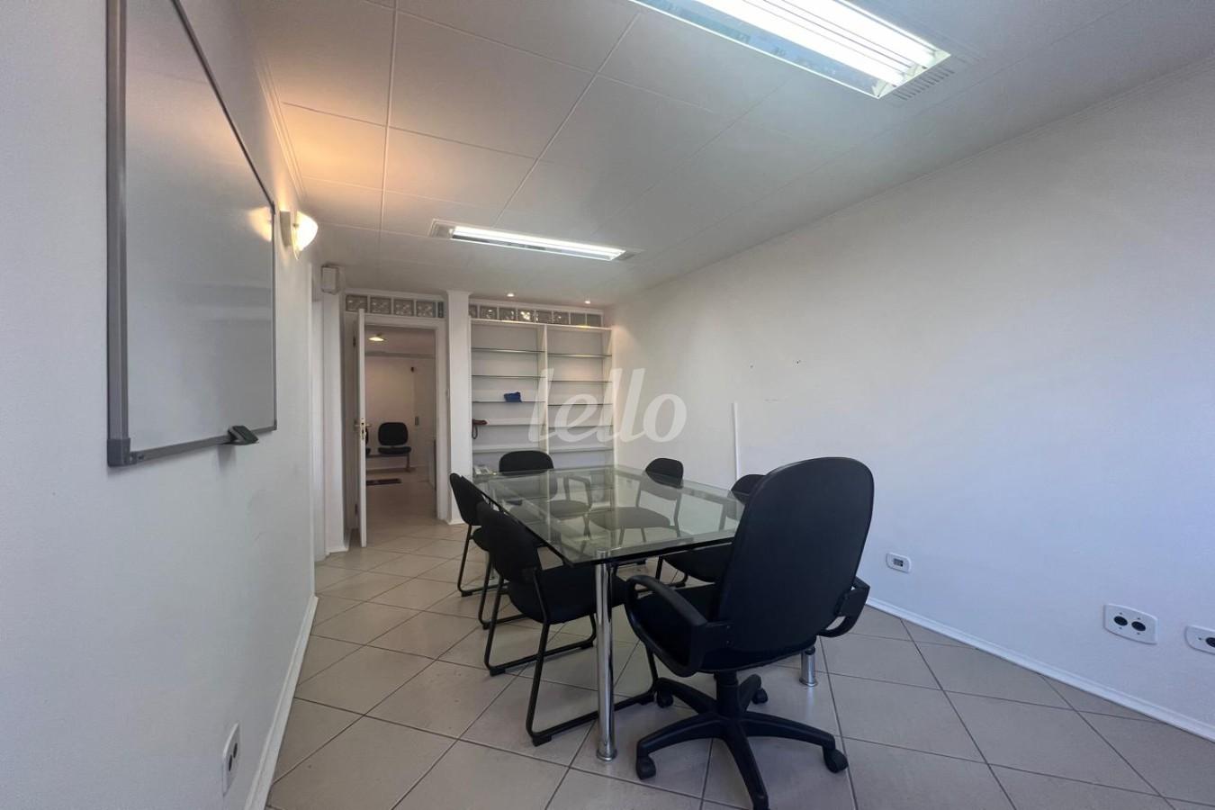 SALA DE REUNIÃO de Sala / Conjunto à venda, Padrão com 81 m², e 1 vaga em Bela Vista - São Paulo