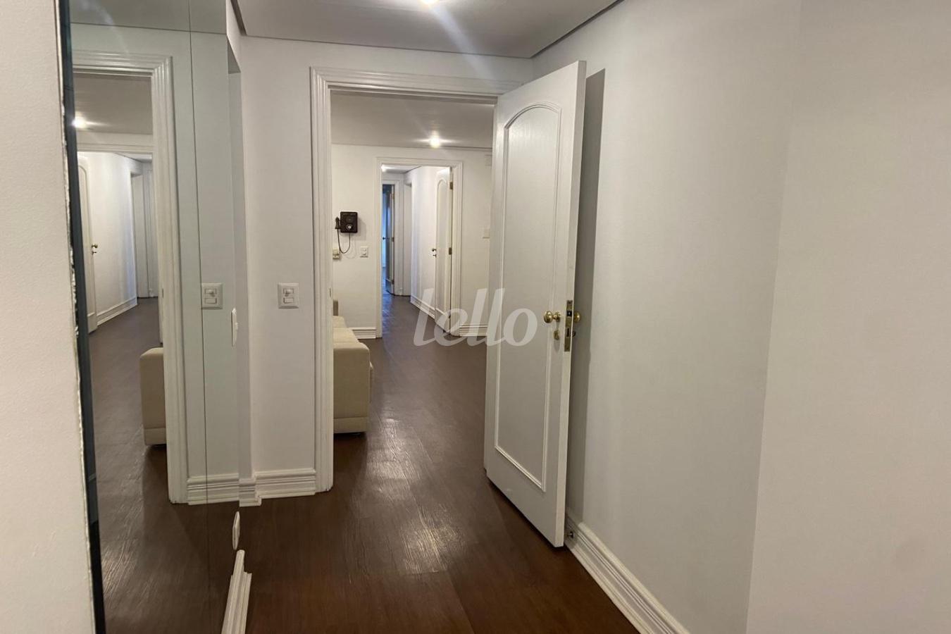 CORREDOR de Apartamento à venda, Padrão com 310 m², 4 quartos e 5 vagas em Vila Ida - São Paulo