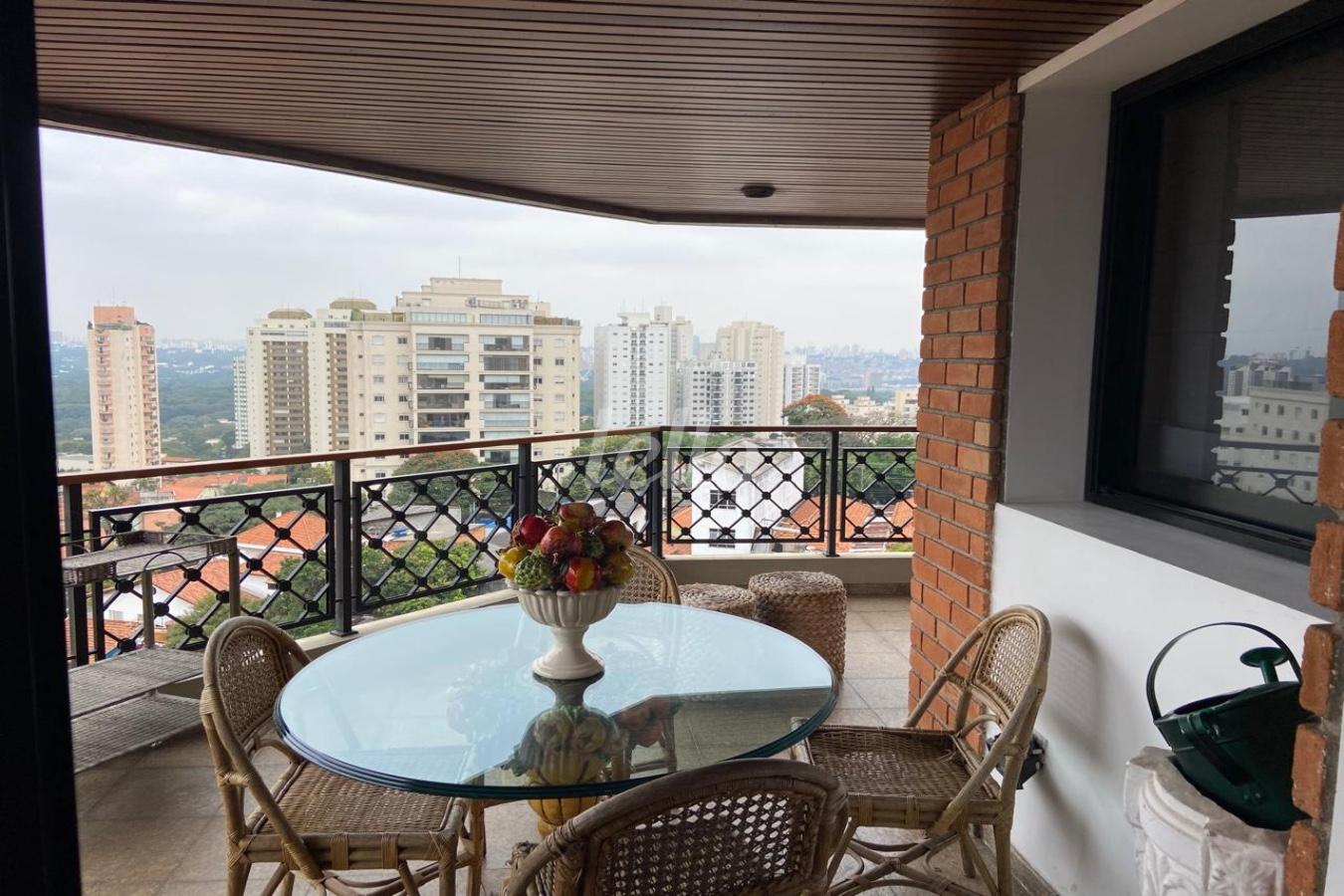 VARANDA de Apartamento à venda, Padrão com 310 m², 4 quartos e 5 vagas em Vila Ida - São Paulo