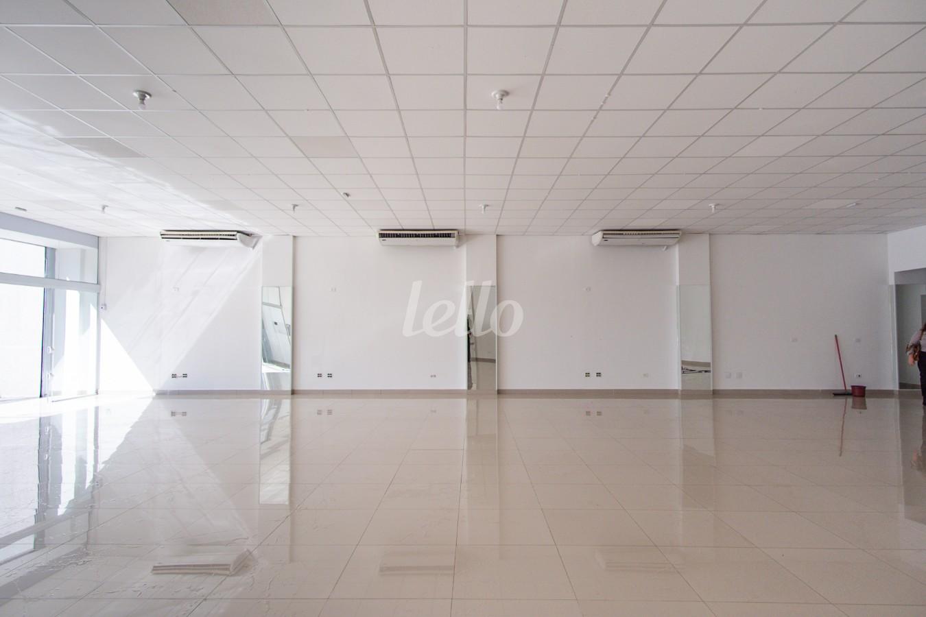 02SALAO_004 de Salão para alugar, Padrão com 400 m², e 5 vagas em Vila Carrão - São Paulo