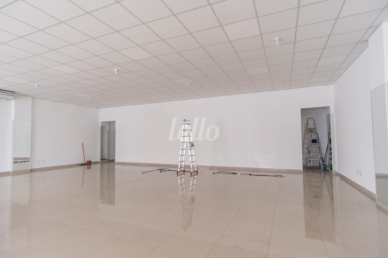 02SALAO_010 de Salão para alugar, Padrão com 400 m², e 5 vagas em Vila Carrão - São Paulo