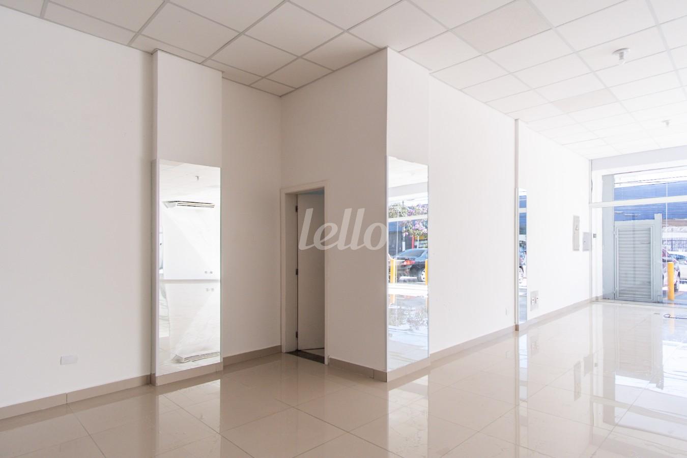 02SALAO_006 de Salão para alugar, Padrão com 400 m², e 5 vagas em Vila Carrão - São Paulo