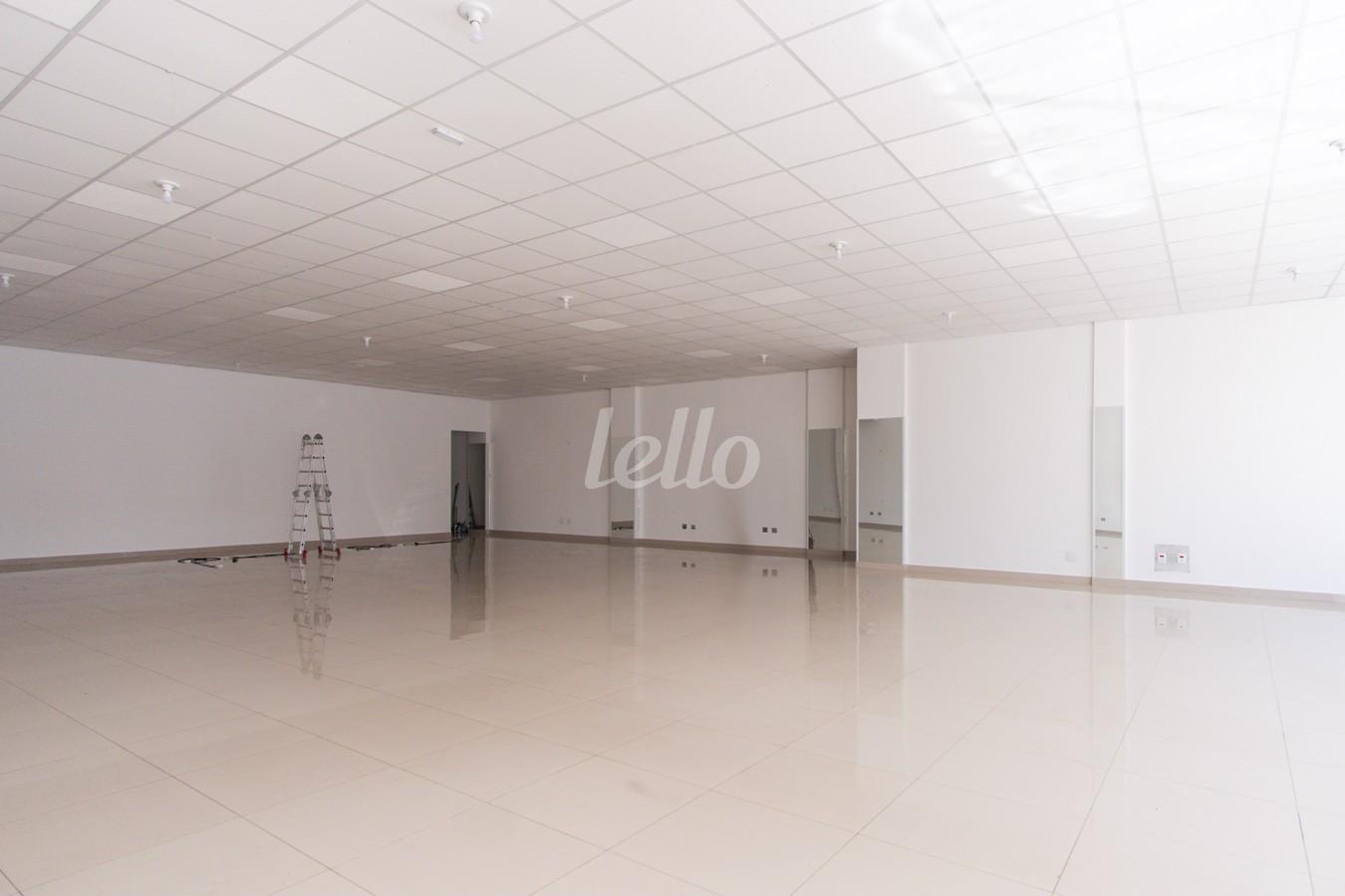 02SALAO_008 de Salão para alugar, Padrão com 400 m², e 5 vagas em Vila Carrão - São Paulo