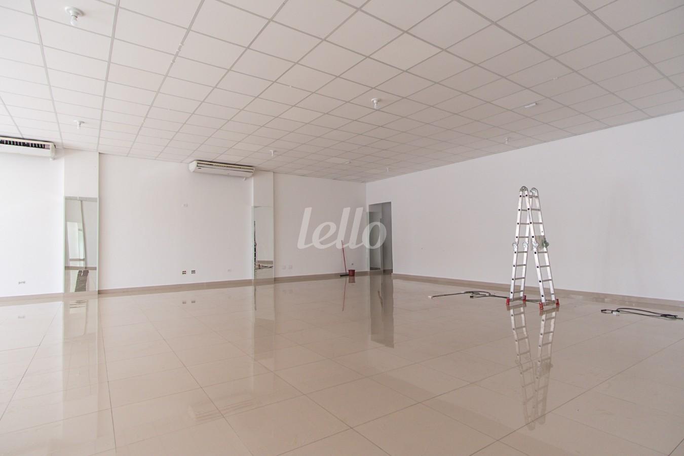 02SALAO_007 de Salão para alugar, Padrão com 400 m², e 5 vagas em Vila Carrão - São Paulo