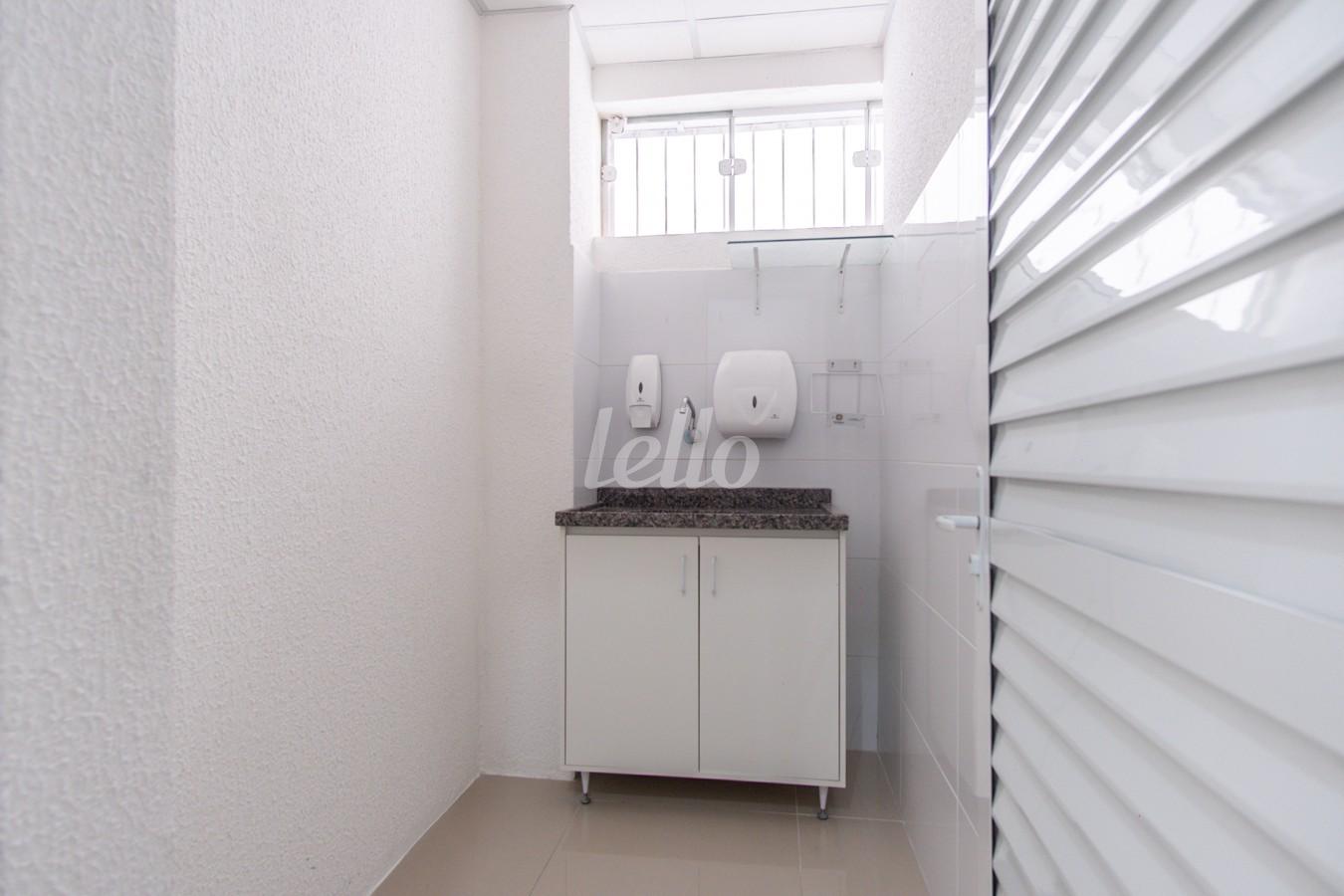 04BANHEIRO-SOCIAL_003 de Salão para alugar, Padrão com 400 m², e 5 vagas em Vila Carrão - São Paulo