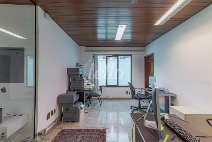 SALA de Prédio Comercial para alugar, Monousuário com 12000 m², e 17 vagas em Jardim Everest - São Paulo