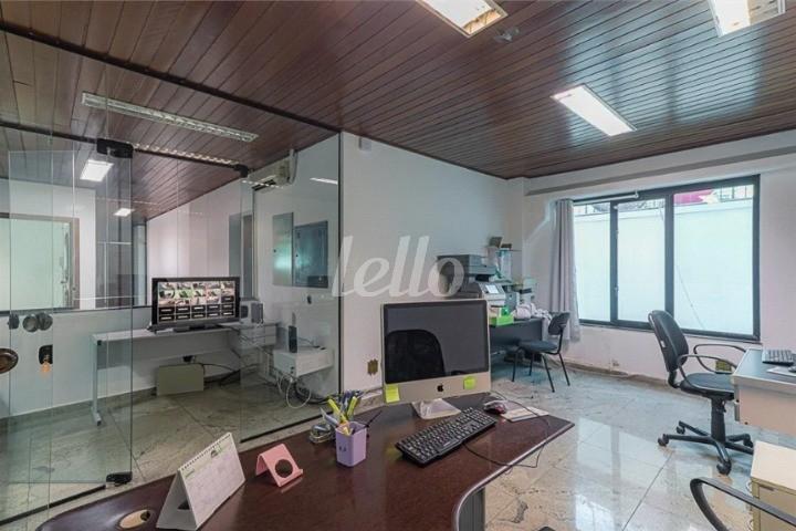 SALA de Prédio Comercial para alugar, Monousuário com 12000 m², e 17 vagas em Jardim Everest - São Paulo