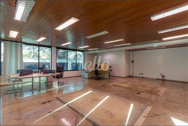 SALA de Prédio Comercial para alugar, Monousuário com 12000 m², e 17 vagas em Jardim Everest - São Paulo