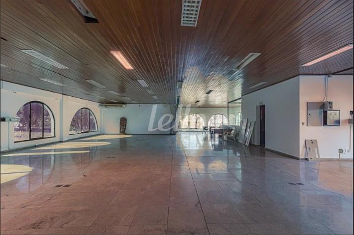 SALA de Prédio Comercial para alugar, Monousuário com 12000 m², e 17 vagas em Jardim Everest - São Paulo