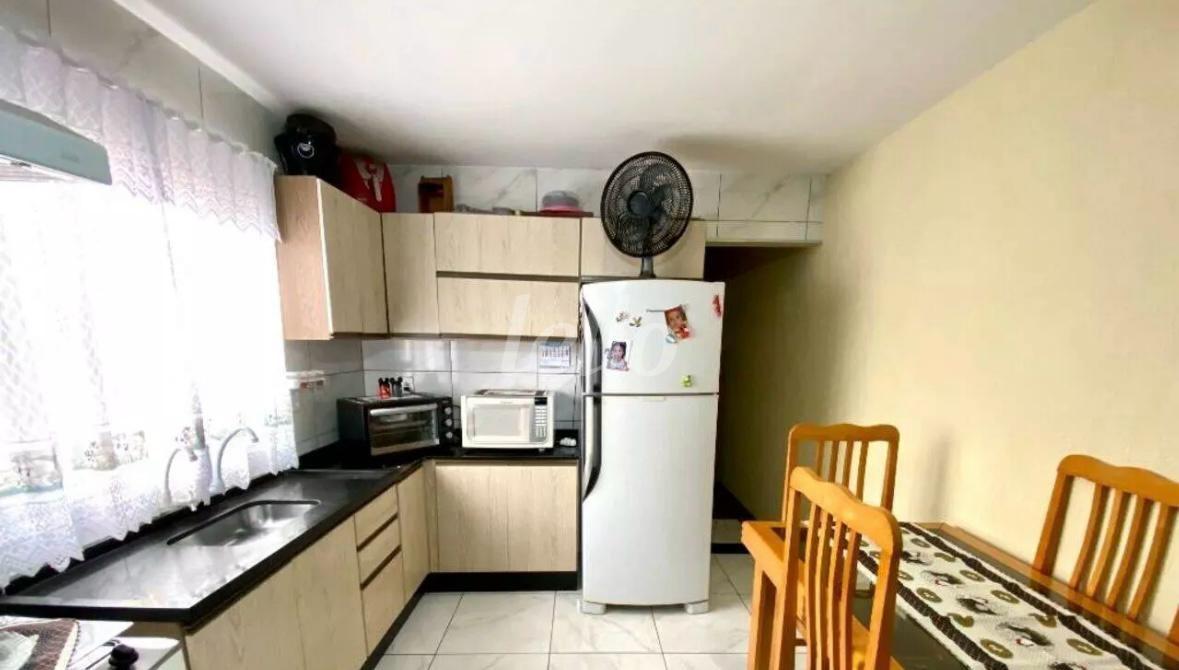 COZINHA DE CIMA de Casa à venda, sobrado com 200 m², 5 quartos e 2 vagas em Vila Tolstoi - São Paulo