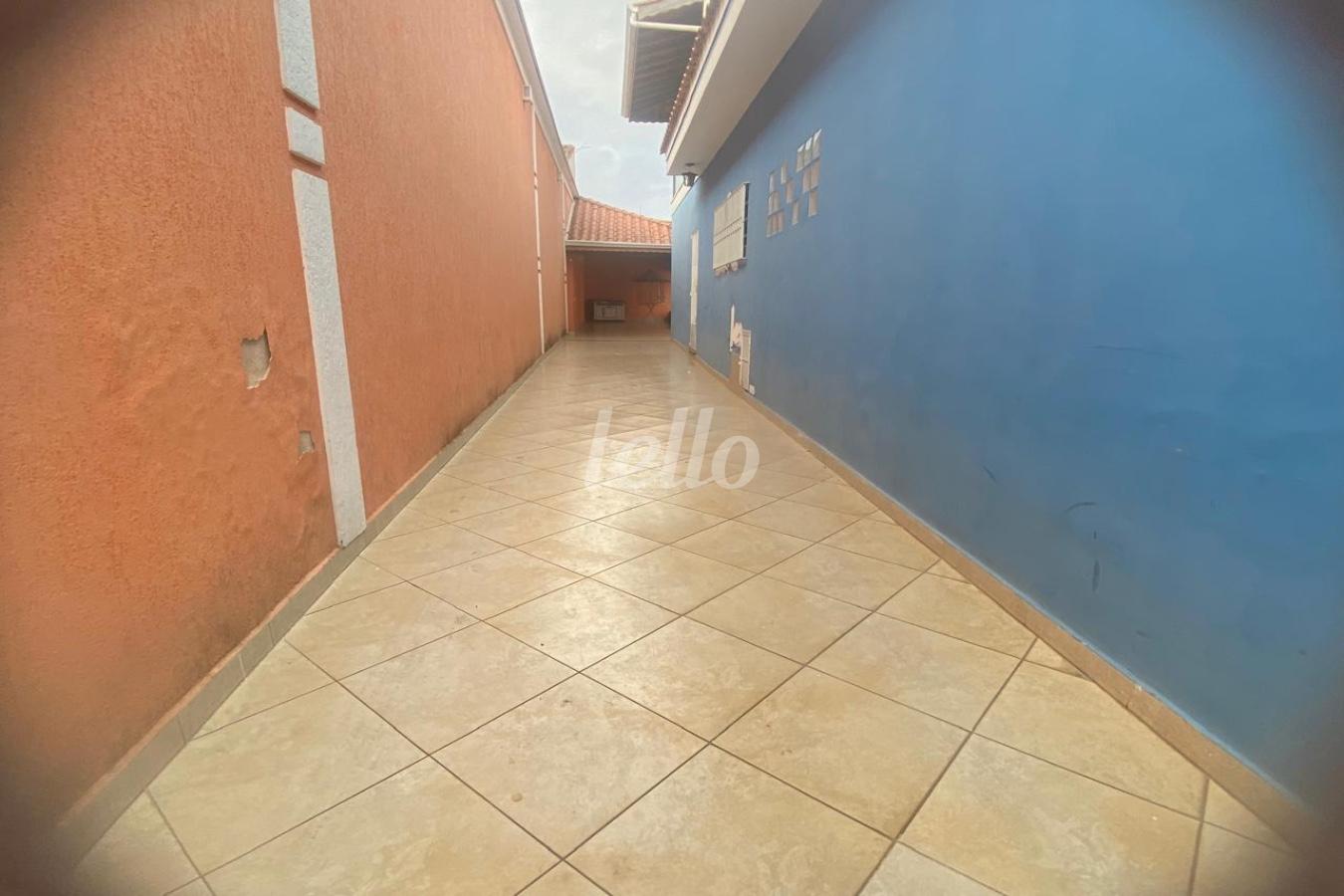 AREA de Casa à venda, térrea com 300 m², 3 quartos e 8 vagas em Vila Oratório - São Paulo