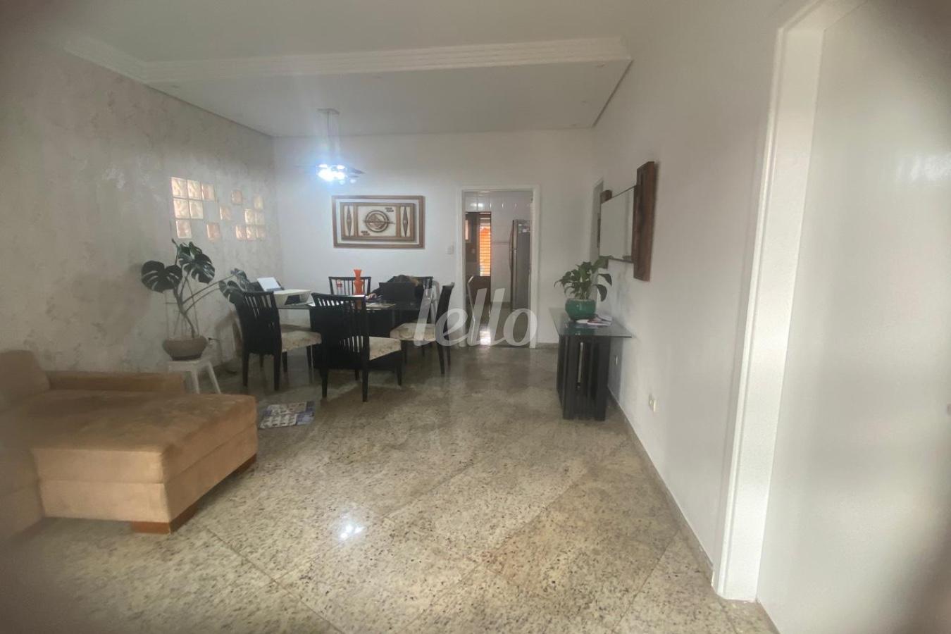 SALA de Casa à venda, térrea com 300 m², 3 quartos e 8 vagas em Vila Oratório - São Paulo