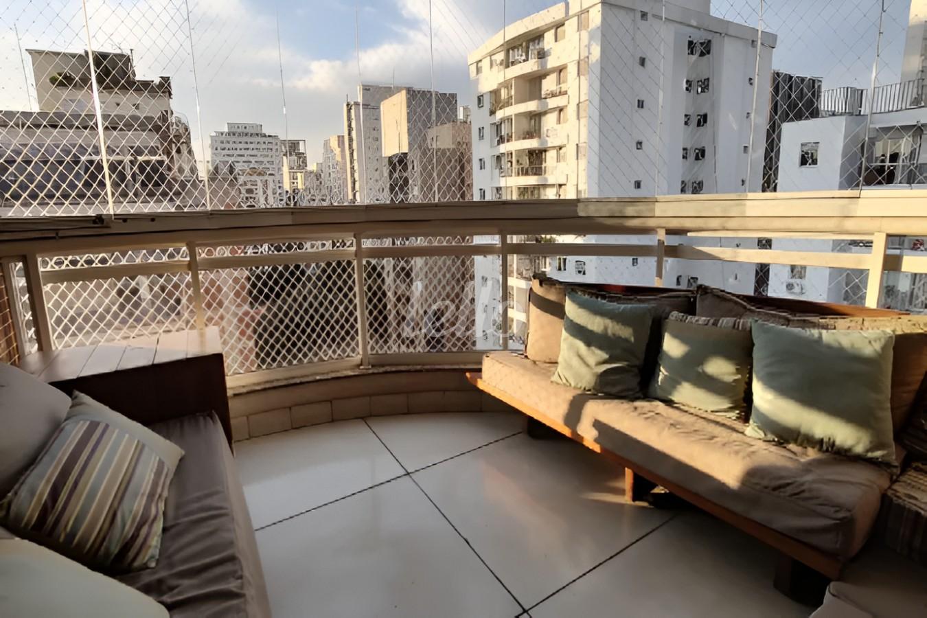 VARANDA de Apartamento para alugar, Padrão com 131 m², 2 quartos e 2 vagas em Itaim Bibi - São Paulo