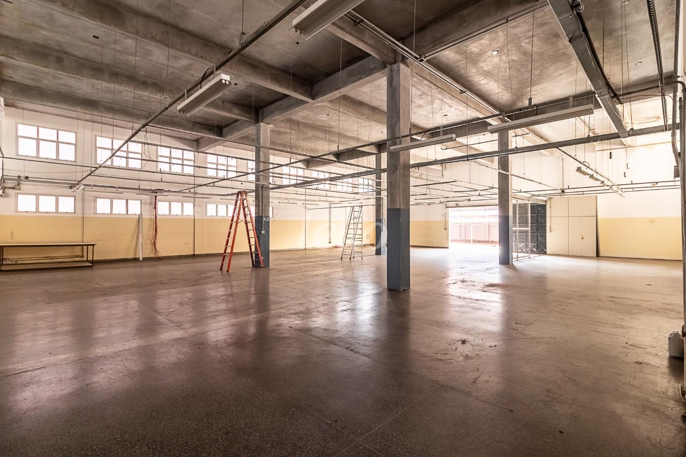 PORTÃO DE CAMINHÃO de Prédio Comercial para alugar, Monousuário com 1700 m², e 22 vagas em Várzea da Barra Funda - São Paulo