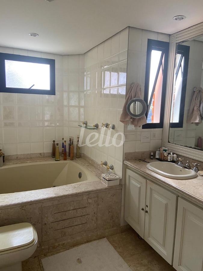 BANHEIRO de Apartamento à venda, Padrão com 310 m², 4 quartos e 5 vagas em Vila Ida - São Paulo