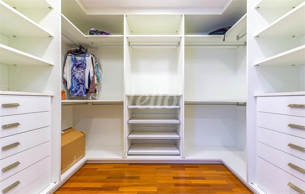 CLOSET de Casa para alugar, sobrado com 495 m², 3 quartos e 3 vagas em Jardim Paulista - São Paulo