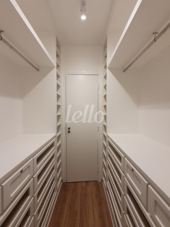 CLOSET de Apartamento para alugar, Padrão com 200 m², 3 quartos e 4 vagas em Campo Belo - São Paulo