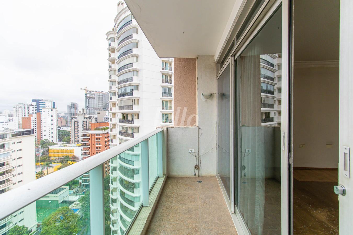 02SACADAVARANDA_004 de Apartamento à venda, Padrão com 203 m², 4 quartos e 2 vagas em Brooklin Novo - São Paulo