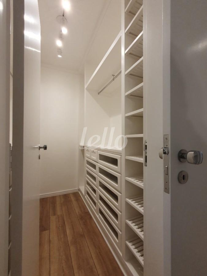 CLOSET de Apartamento para alugar, Padrão com 200 m², 3 quartos e 4 vagas em Campo Belo - São Paulo