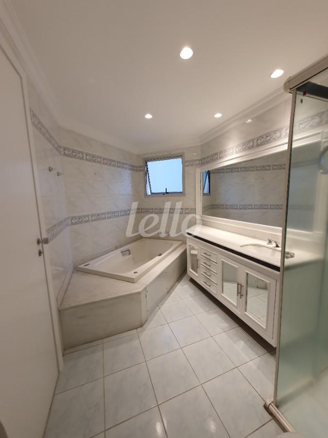 BANHEIRO SUITE de Apartamento para alugar, Padrão com 200 m², 3 quartos e 4 vagas em Campo Belo - São Paulo