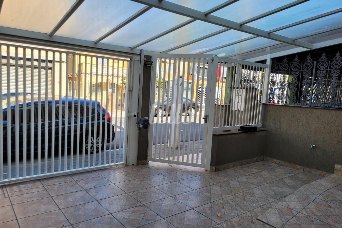 GARAGEM de Casa à venda, sobrado com 140 m², 3 quartos e 4 vagas em Pari - São Paulo