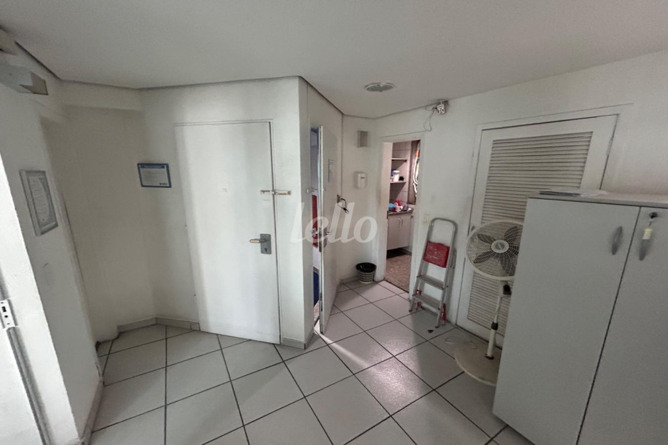 HALL DE ENTRADA de Sala / Conjunto à venda, Padrão com 110 m², e 2 vagas em Perdizes - São Paulo