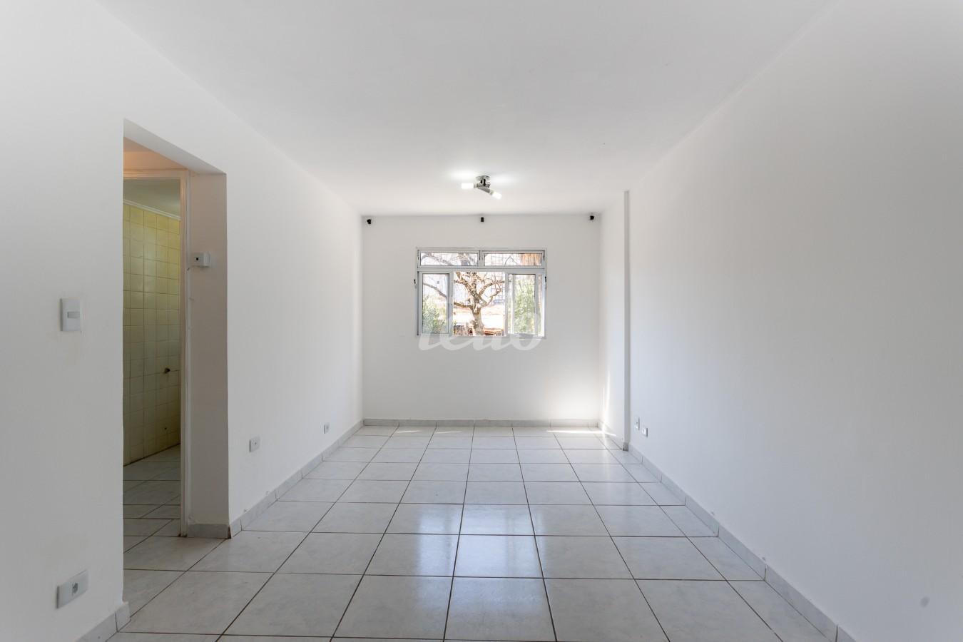 SALA/ DORMITORIO de Apartamento para alugar, Padrão com 28 m², 1 quarto e em Bela Vista - São Paulo