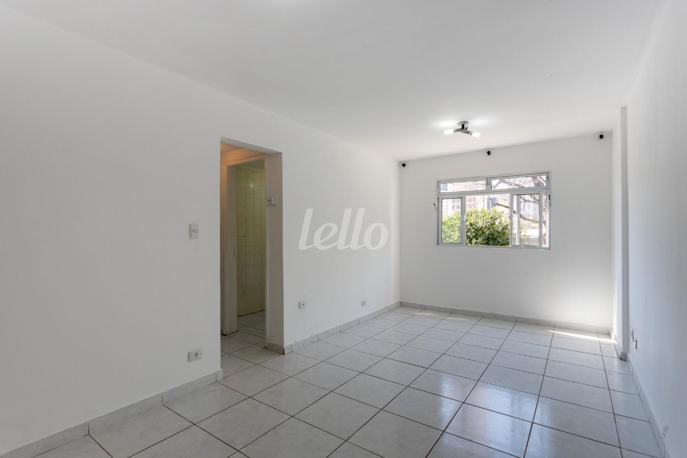 SALA/ DORMITORIO de Apartamento para alugar, Padrão com 28 m², 1 quarto e em Bela Vista - São Paulo