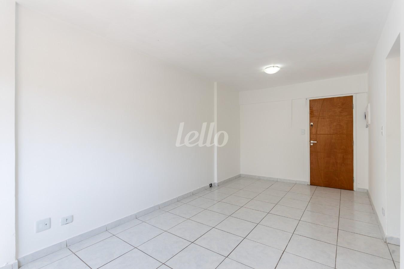 SALA/ DORMITORIO de Apartamento para alugar, Padrão com 28 m², 1 quarto e em Bela Vista - São Paulo